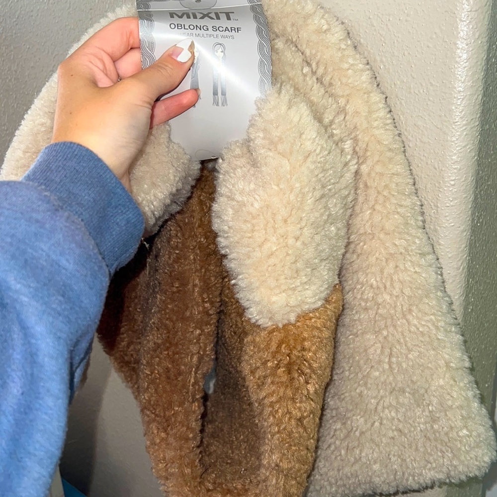 Two toned Sherpa scarf.